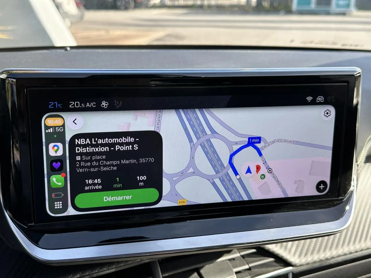 Écran tactile 10 pouces du GPS Peugeot 208 Hybrid 145 GT affichant itinéraire et interface connectée.