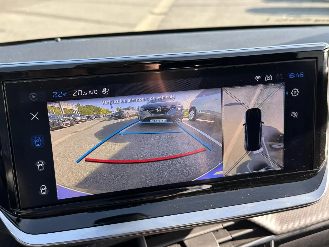 Écran tactile 10'' montrant la caméra de recul et vue 360° du véhicule gris Artense Peugeot 208 Hybrid 145 GT.