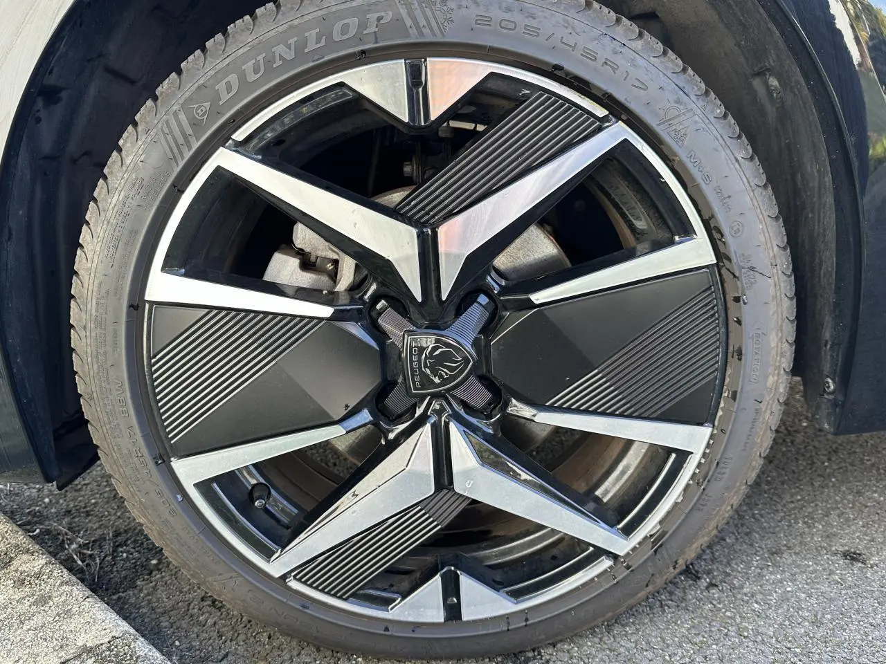 Gros plan sur la jante alliage 17'' bi-tons diamantée de la Peugeot 208 Hybrid 145 e-DSC6 GT gris Artense.