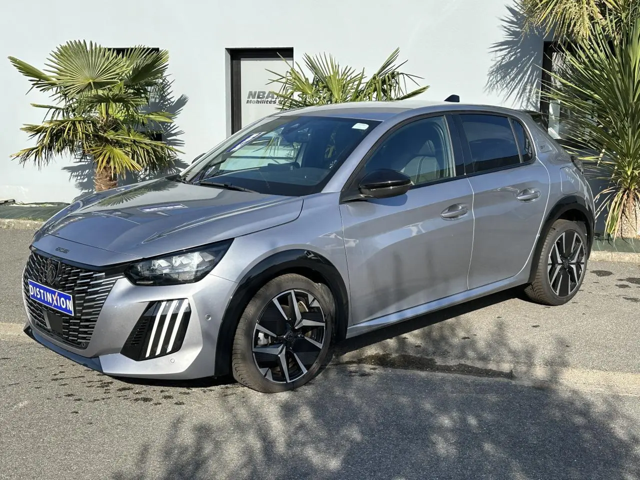 Peugeot 208 Hybrid 145 gris Artense vue 3/4 avant droit avec jantes alliage bi-tons et feux LED griffés