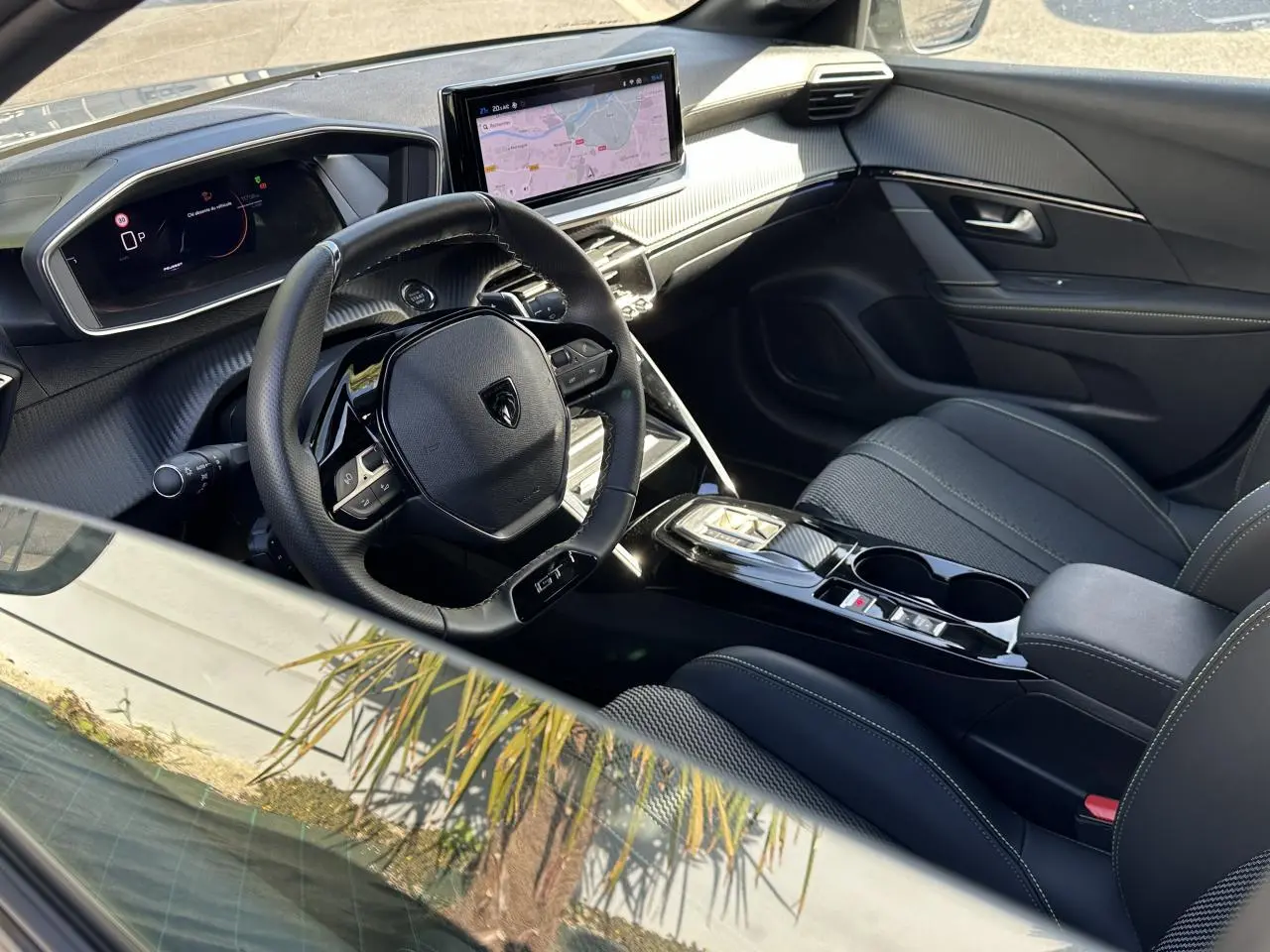 Intérieur avant droit de la Peugeot 208 Hybrid 145 GT 2024 avec tableau de bord numérique et écran tactile 10 pouces.