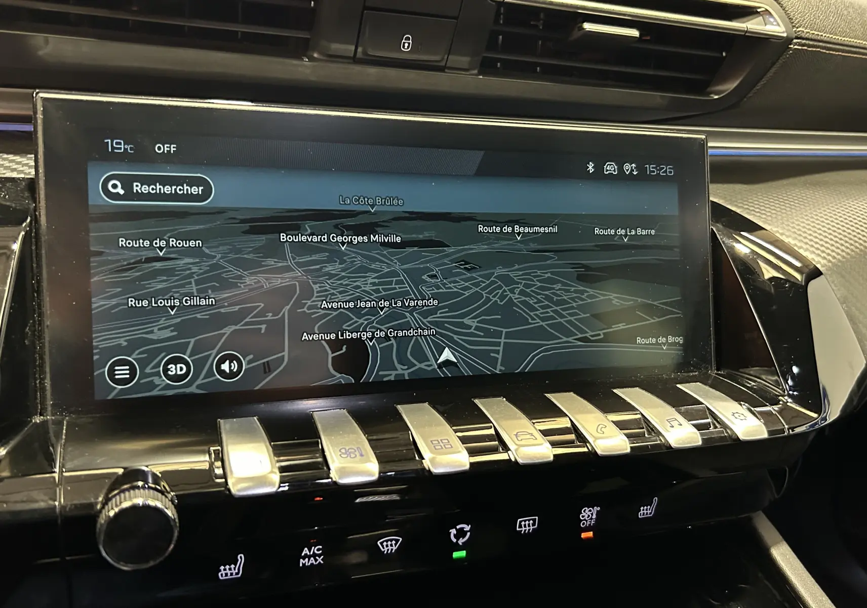 Vue rapprochée de l’écran tactile central du Peugeot 508 SW 2024, affichant la navigation GPS en mode 3D.