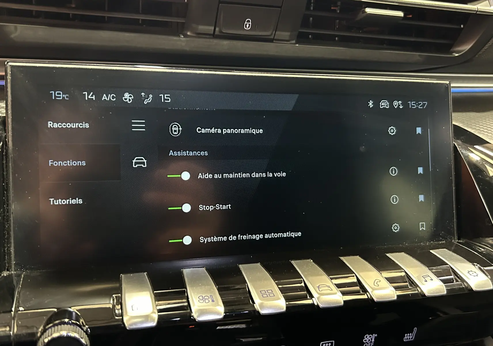 Écran tactile central du Peugeot 508 SW 2024 affichant les aides à la conduite et la caméra panoramique, intérieur noir.