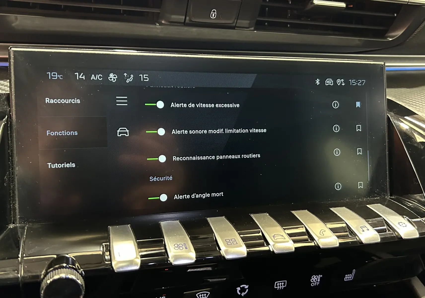 Écran tactile central du Peugeot 508 SW 2024 gris artense montrant les alertes de sécurité et climatisation.