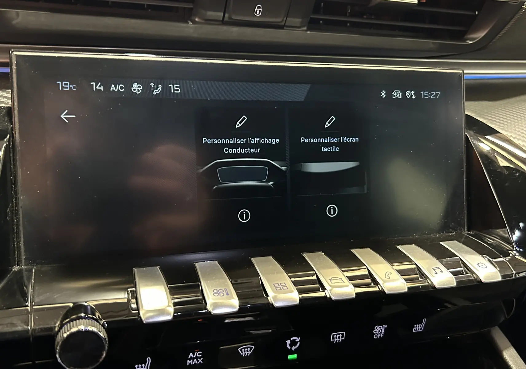 Écran tactile central et commandes piano du tableau de bord du Peugeot 508 SW Gris Artense 2024, vue frontale rapprochée.