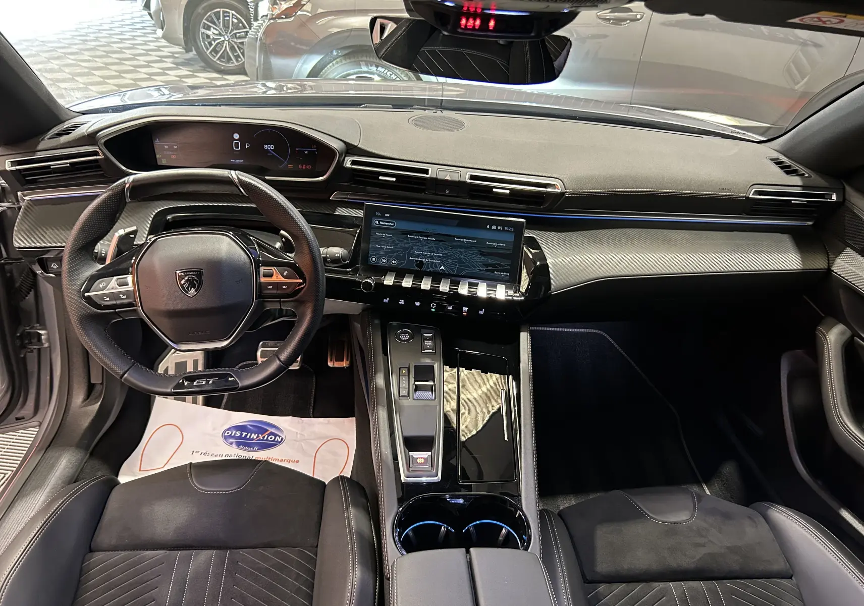 Intérieur moderne de la Peugeot 508 SW GT 2024, vue du poste de conduite avec volant compact et écran tactile central.