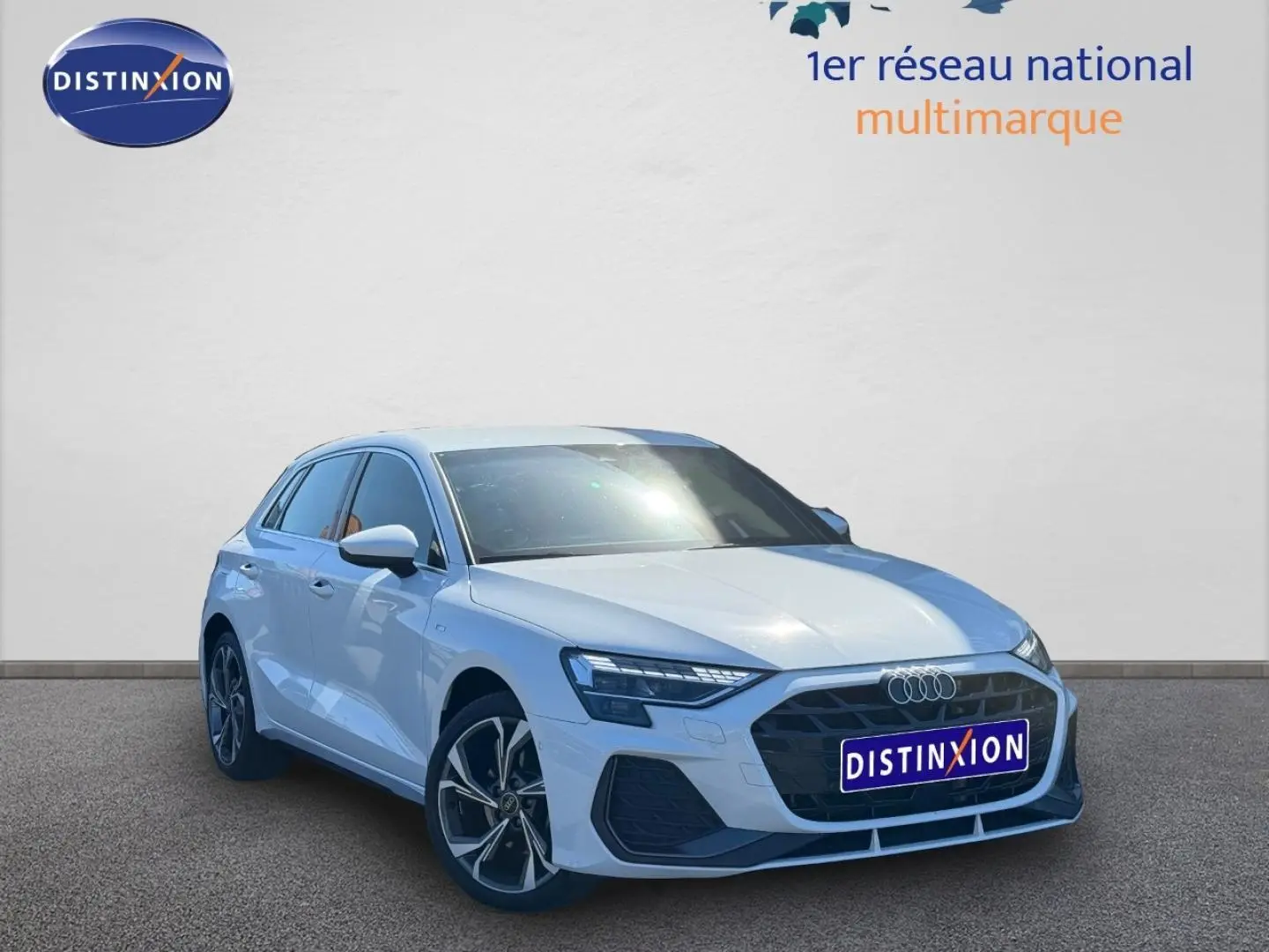 Audi A3 Sportback blanc Glacier métallisé vue 3/4 avant droit avec jantes alliage et calandre noire distinctive.