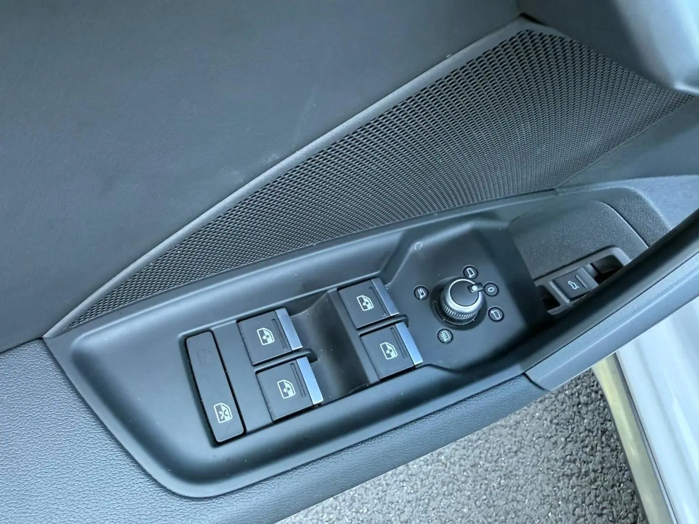 Commande des vitres et rétroviseurs côté gauche sur porte intérieure d’Audi A3 Sportback blanc Glacier 2025.
