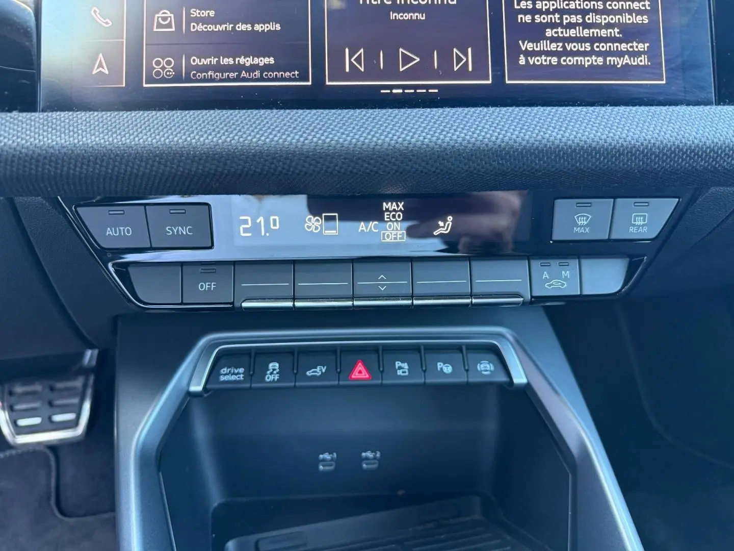 Vue rapprochée de la console centrale de l'Audi A3 Sportback 2025, avec commandes climatisation et boutons multifonctions.