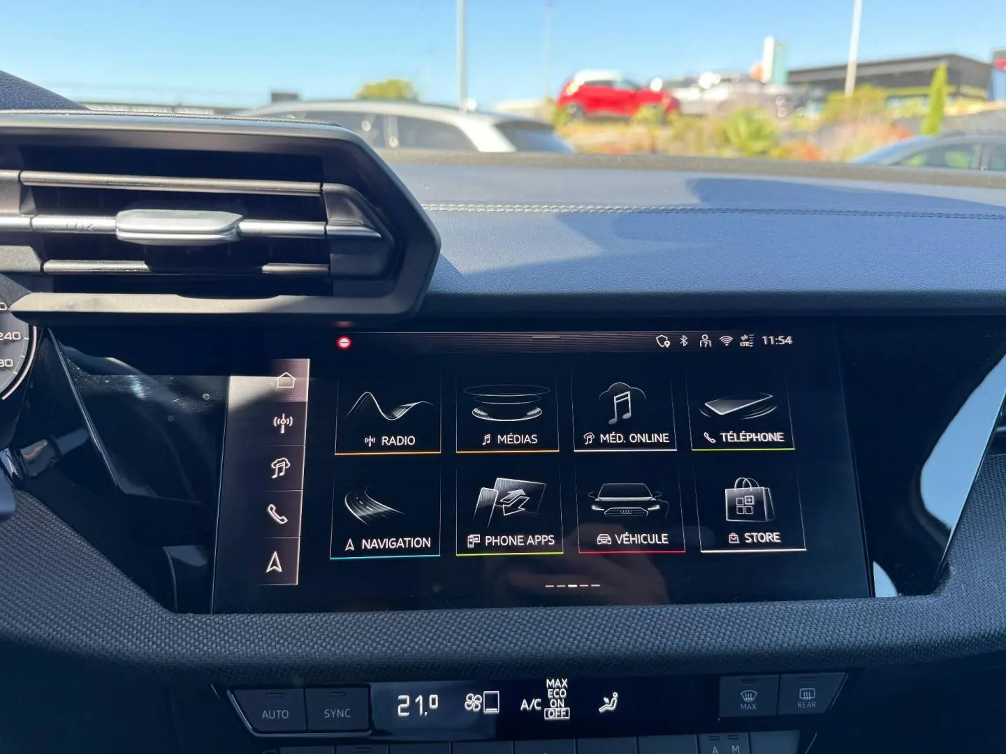 Écran tactile central de l'Audi A3 Sportback blanc Glacier 2025, affichant le menu multimédia et navigation.