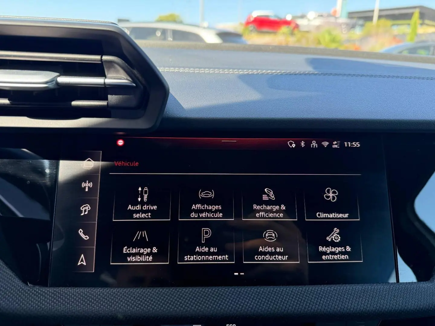 Vue rapprochée de l’écran tactile central de l’Audi A3 Sportback 2025 affichant le menu des réglages du véhicule.