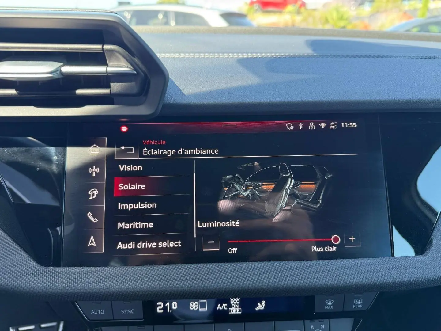Écran tactile central de l'Audi A3 Sportback 2025 affichant les réglages d'éclairage d'ambiance intérieur.