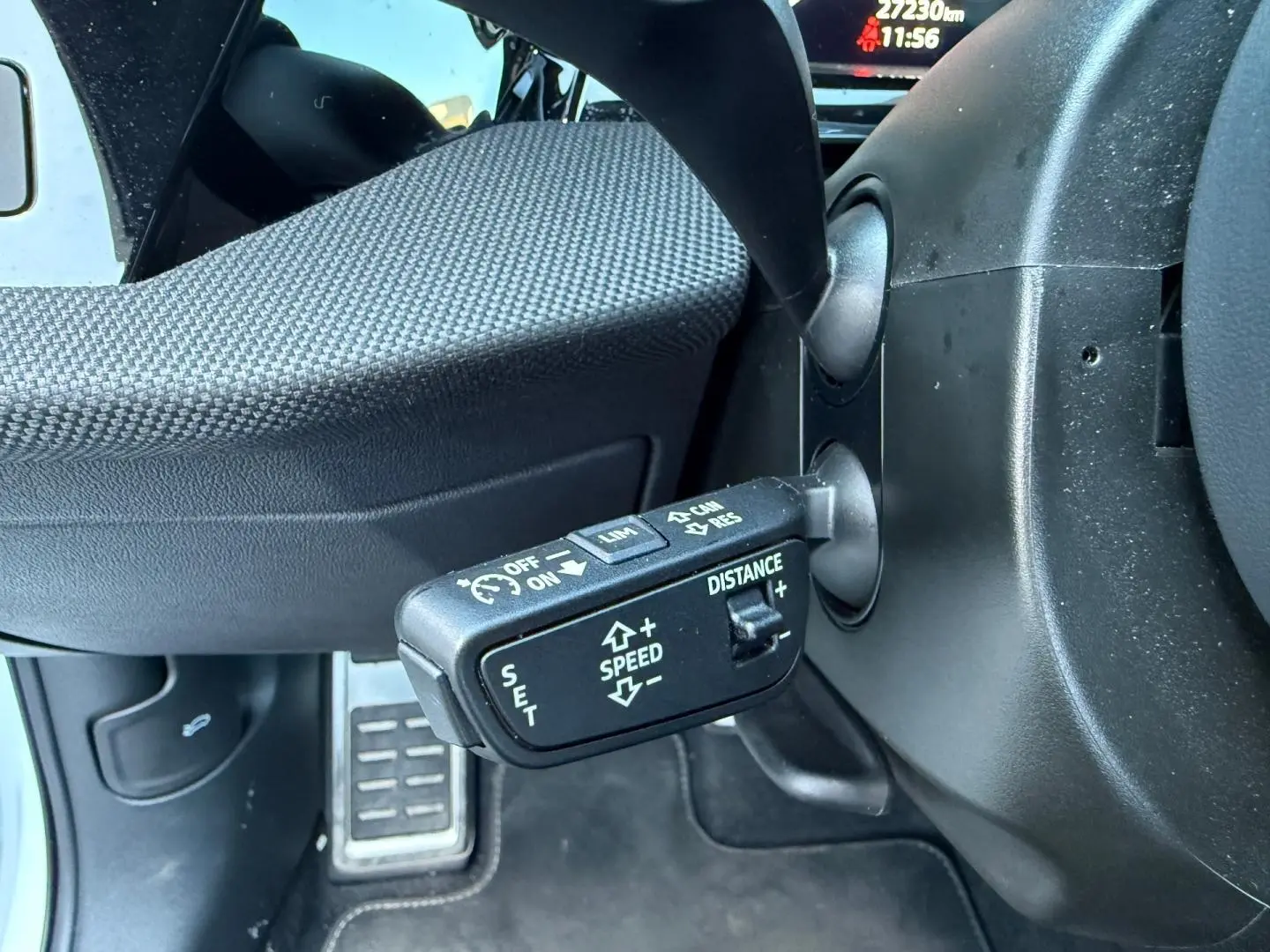 Gros plan sur la commande de régulateur de vitesse au volant d’un Audi A3 Sportback blanc Glacier 2025.