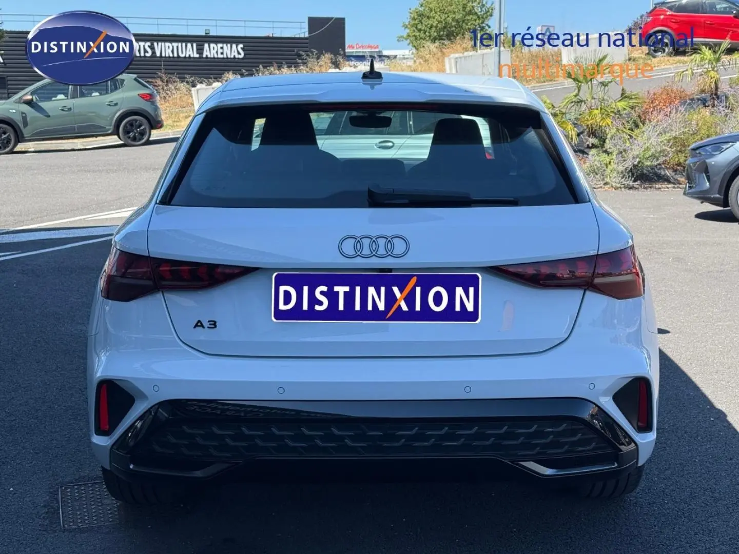 Vue arrière d'une Audi A3 Sportback 2025 blanc glacier métallisé avec feux arrière LED et diffuseur noir.