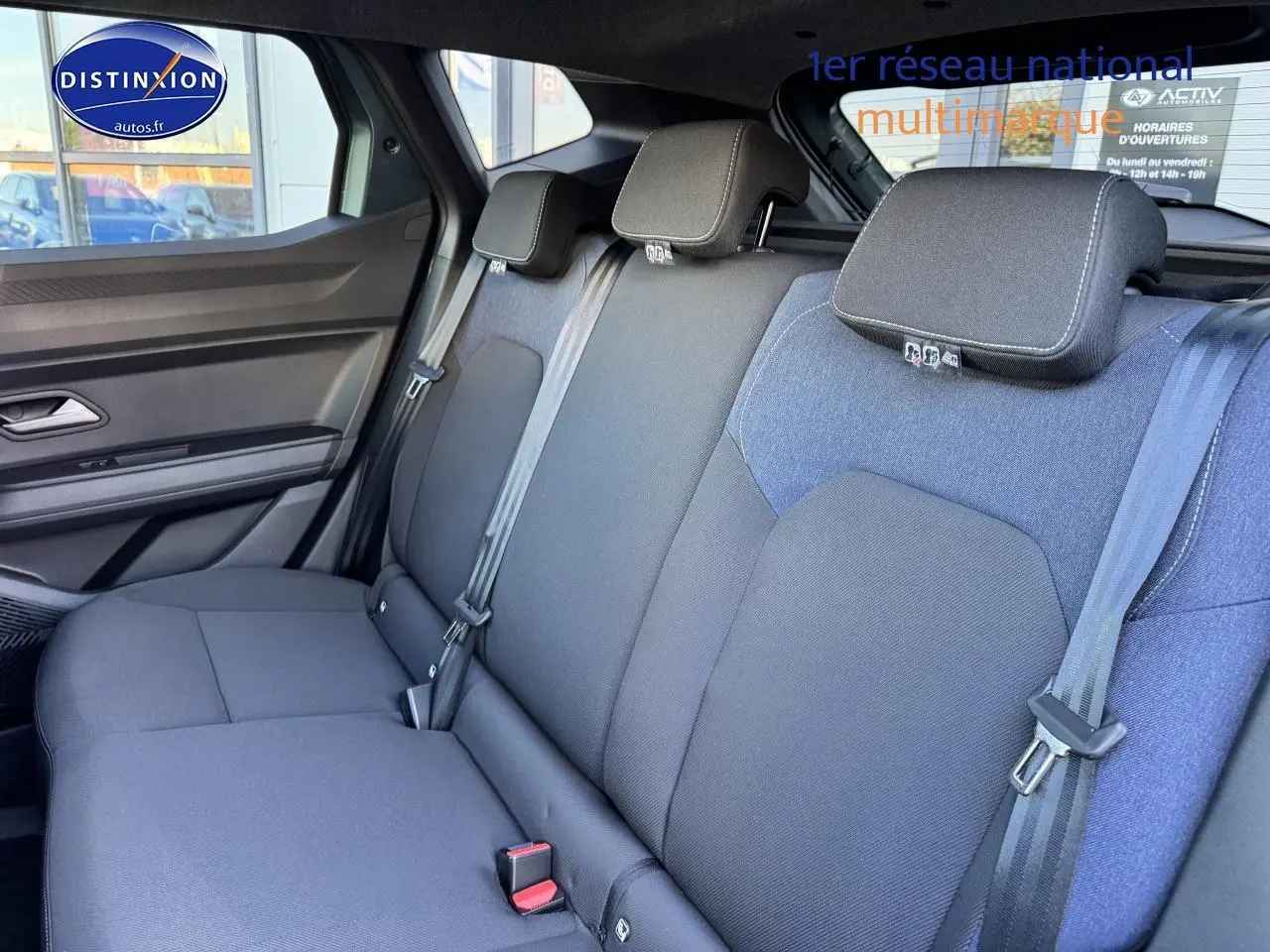 Vue intérieure sur la banquette arrière en tissu gris et bleu du Dacia Duster 2025, côté droit visible.