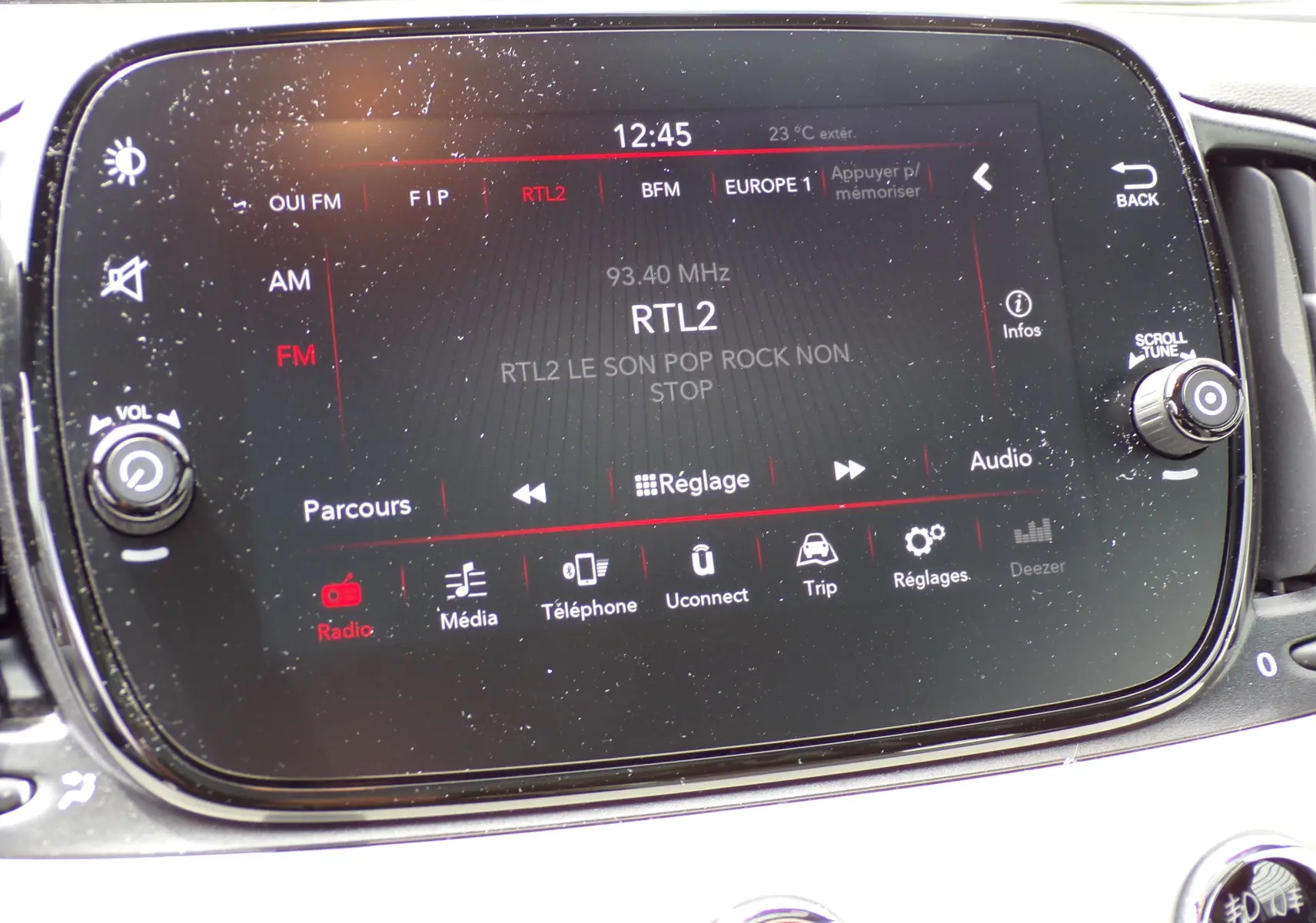 Écran tactile central de la Fiat 500 blanc 2019 affichant la radio RTL2 à 12h45 avec commandes multimédia visibles.