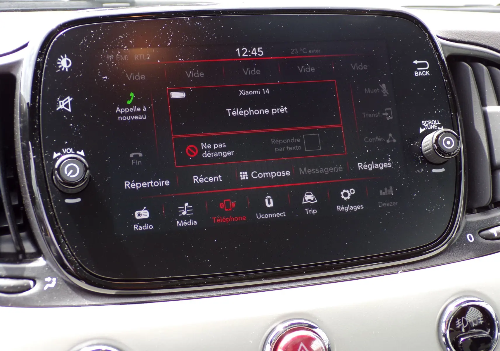 Écran tactile central de la Fiat 500 blanc 2019 affichant le menu téléphone avec options multimédia et réglages.