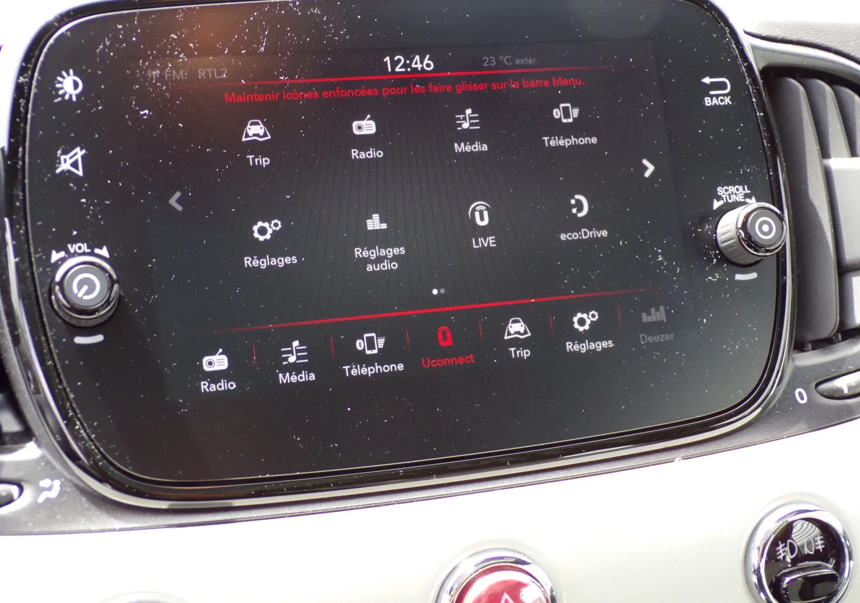 Écran tactile central de la Fiat 500 blanc 2019 affichant le menu multimédia avec commandes autour.