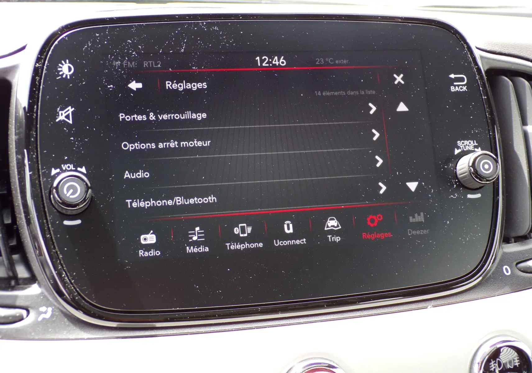 Écran tactile central de la Fiat 500 blanc 2019 affichant le menu réglages avec options audio et Bluetooth.