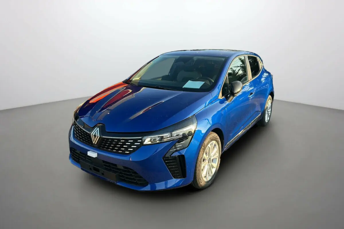 Renault Clio DCI 100 Evolution Camera 2025 en bleu iron, vue 3/4 avant droit avec calandre moderne et phares LED.