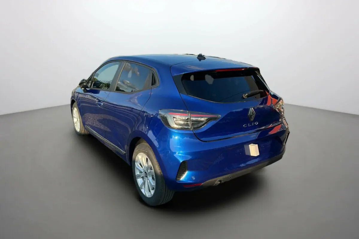 Renault Clio DCI 100 Evolution Camera bleu iron vue 3/4 arrière droit avec feux arrière LED et jantes alliage.