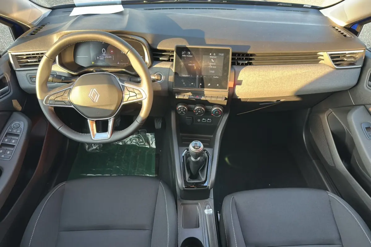 Vue intérieure avant de la Renault Clio DCI 100 Evolution Camera 2025, avec volant multifonction et boîte manuelle.