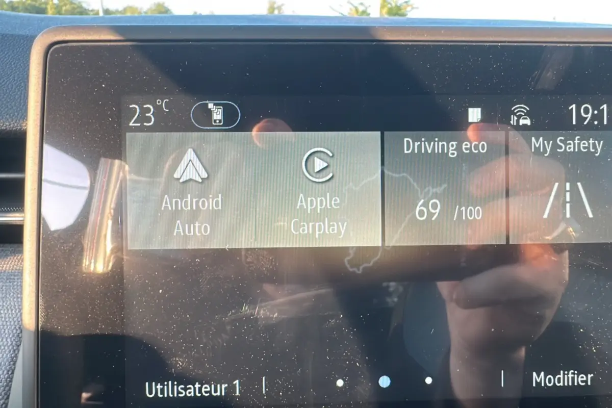 Écran tactile du tableau de bord de la Renault Clio DCI 100 Evolution Camera 2025 affichant Android Auto et Apple Carplay.