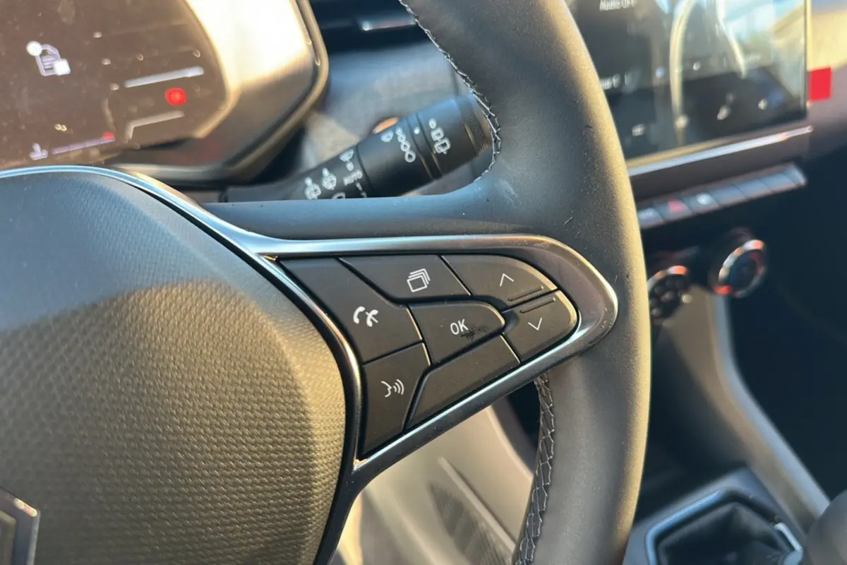 Gros plan sur le volant avec commandes multifonctions de la Renault Clio DCI 100 Evolution Camera 2025.