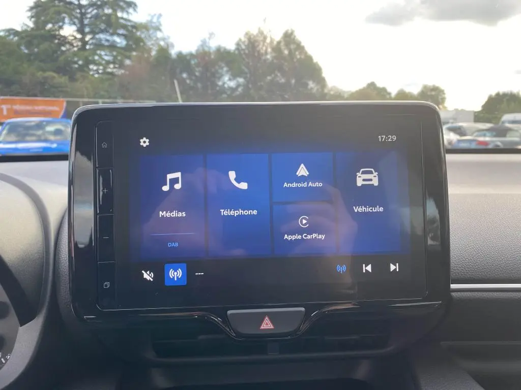 Écran tactile 9 pouces du système Toyota Touch 3 dans une Toyota Yaris hybride 2025, vue intérieure frontale.