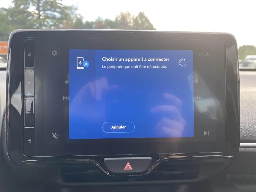 Écran tactile 9 pouces du système Toyota Touch 3 dans une Toyota Yaris Bleu Genièvre, vue frontale intérieure.