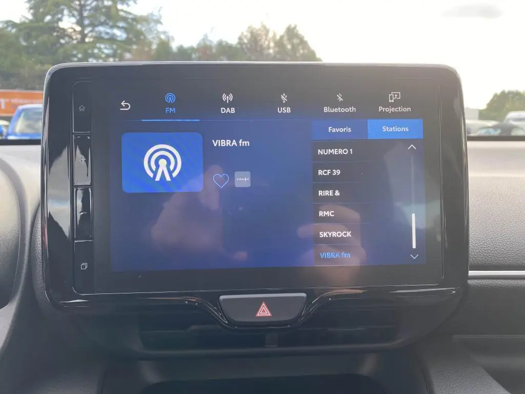 Écran tactile 9 pouces du système audio Toyota Touch 3 dans une Toyota Yaris 2025, vue frontale intérieure.