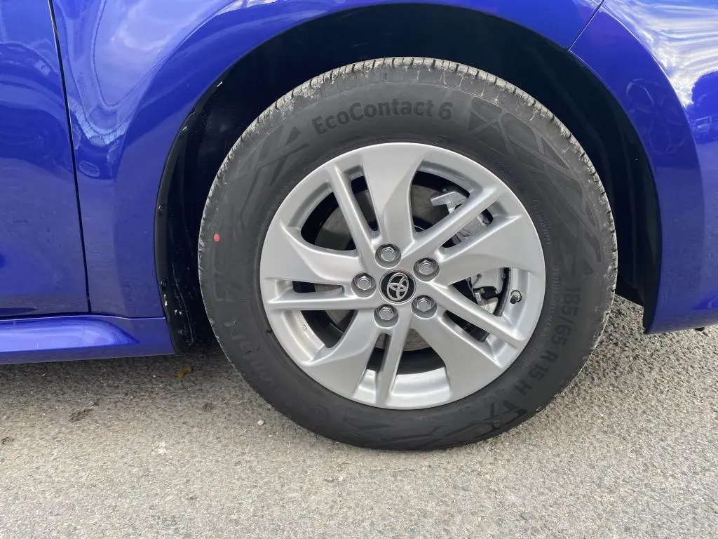 Gros plan sur la jante alliage 15 pouces et le pneu Continental d'une Toyota Yaris Bleu Genièvre côté avant droit.