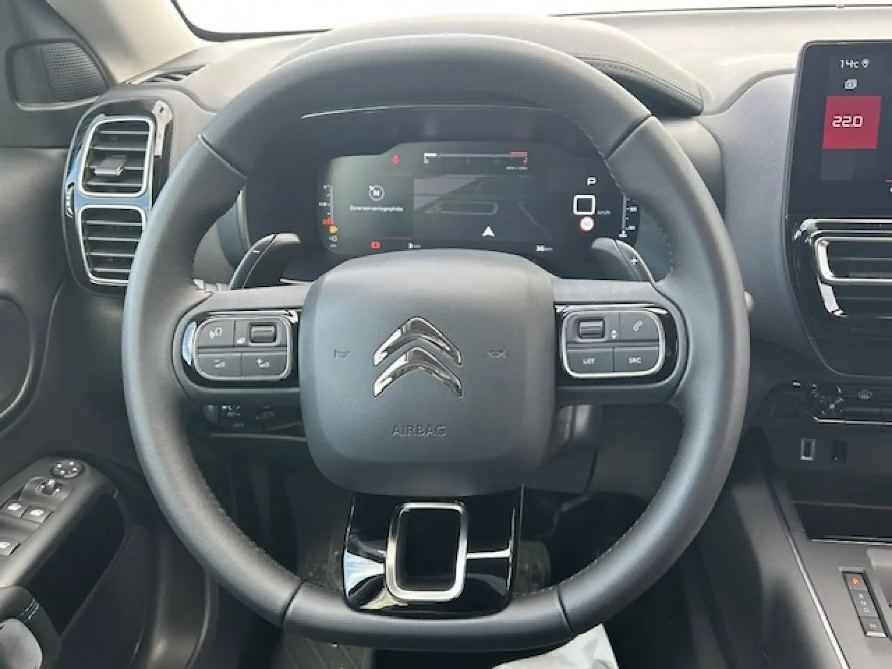 Volant cuir noir avec commandes intégrées et combiné numérique du tableau de bord d'une Citroën C5 Aircross 2025.