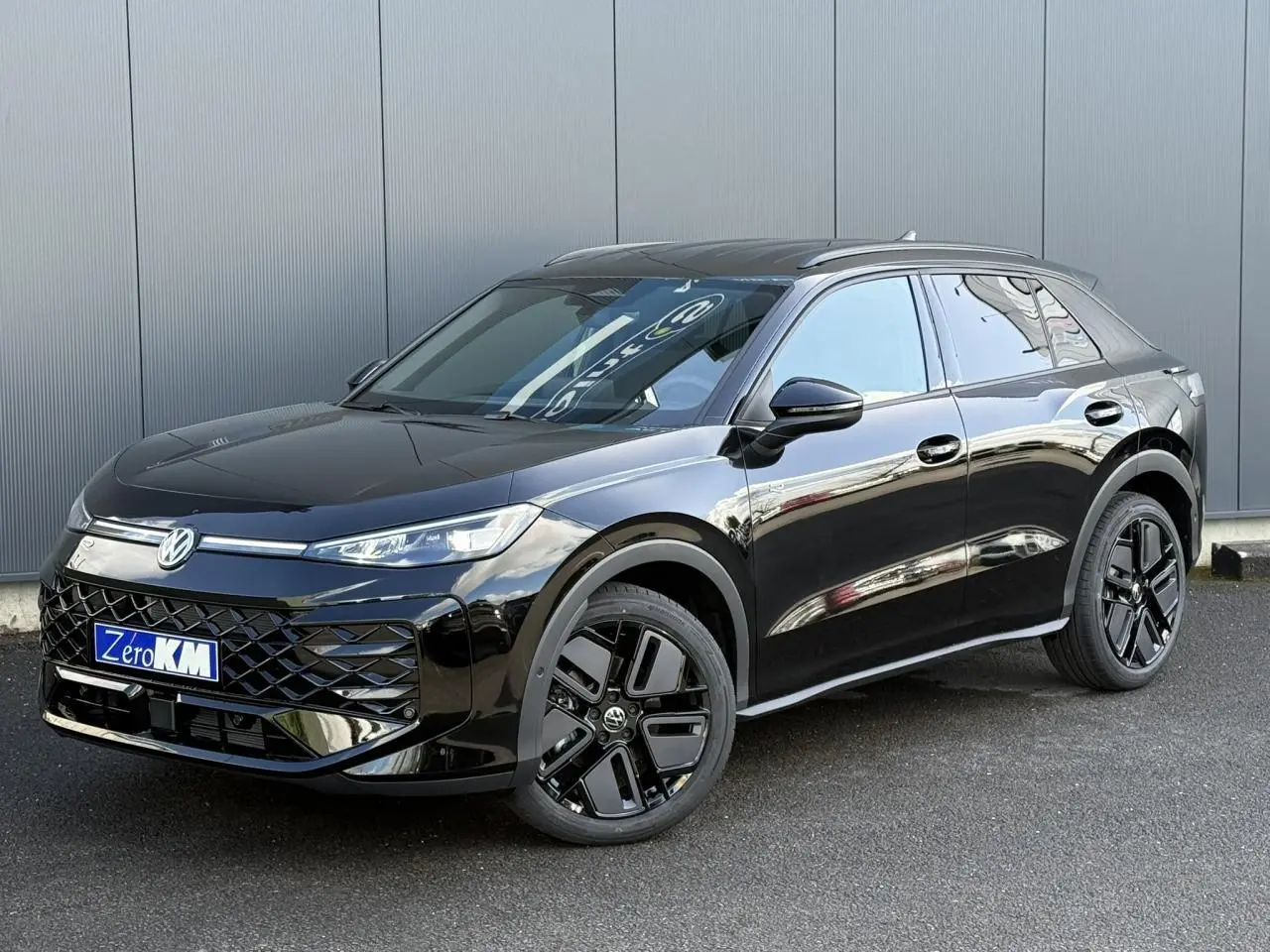 Volkswagen T-Roc 2026 noir ébène en 3/4 avant droit, avec jantes noires et projecteurs IQ.Light Matrix LED.