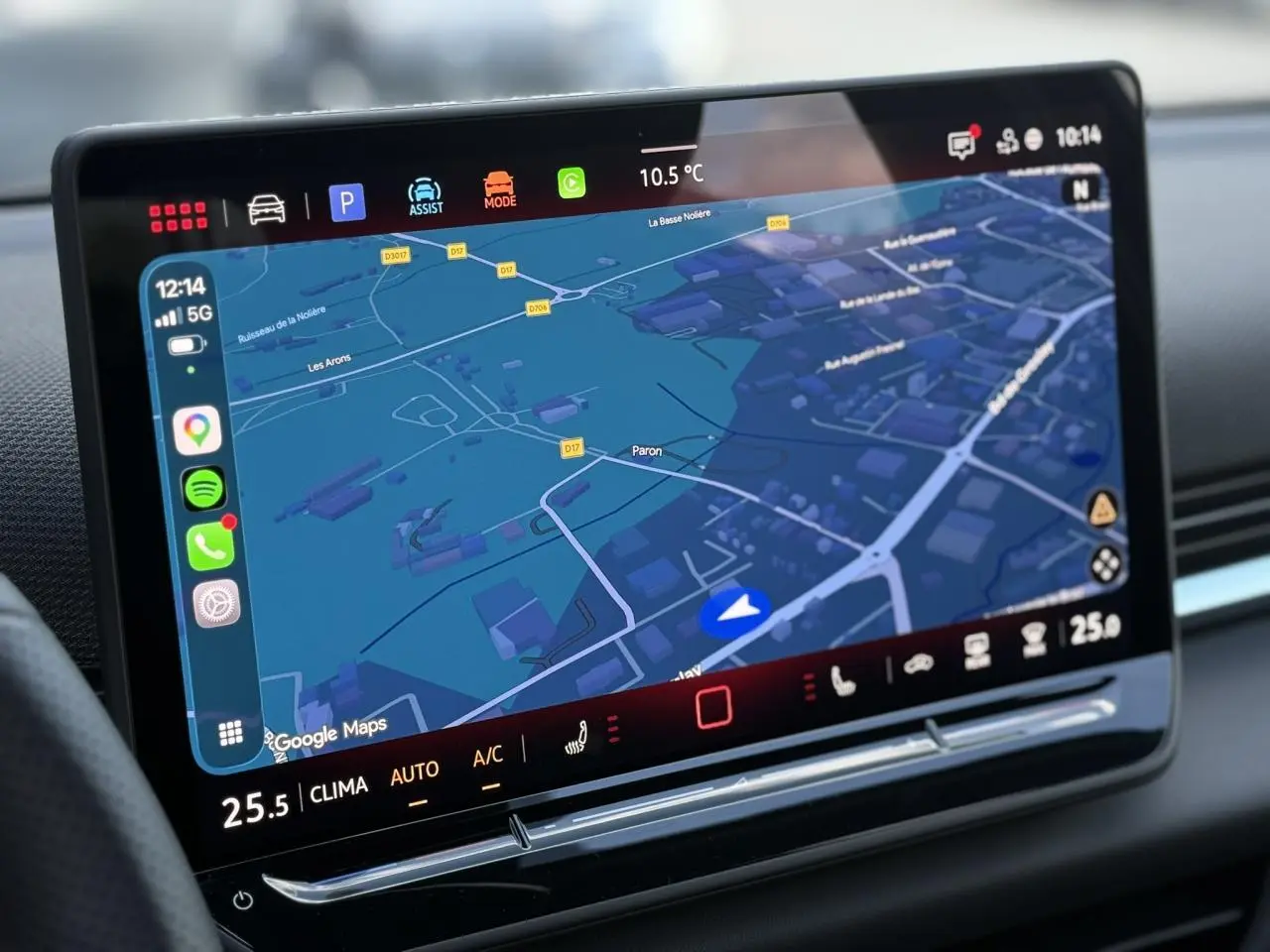 Écran tactile central du Volkswagen T-Roc noir Ébène 2026 affichant la navigation GPS et les commandes climatisation.