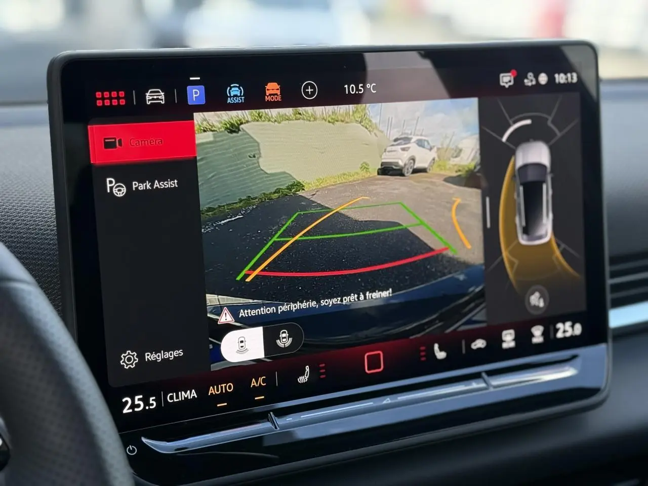 Écran tactile intérieur montrant la caméra de recul et l'assistance au stationnement du Volkswagen T-Roc 2026.