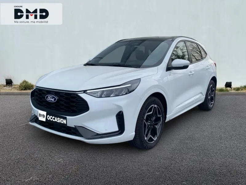 Ford Kuga blanc glacier en 3/4 avant droit avec jantes alu noires et toit ouvrant panoramique visible
