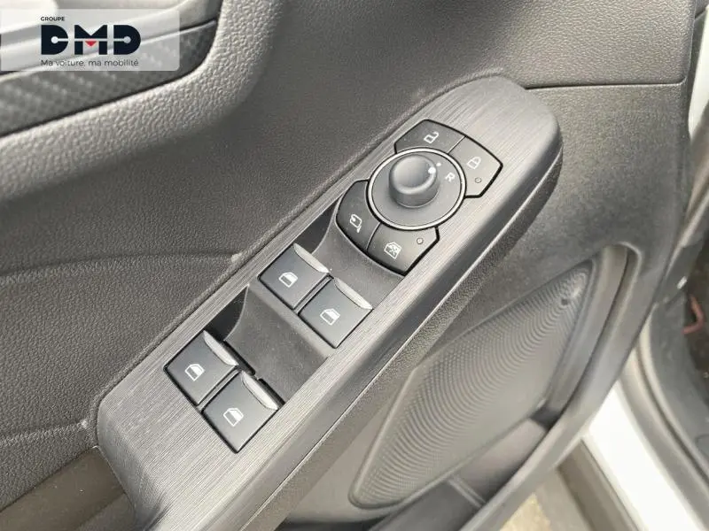 Détail des commandes de lève-vitres et rétroviseurs sur la porte avant gauche du Ford Kuga blanc Glacier 2026.