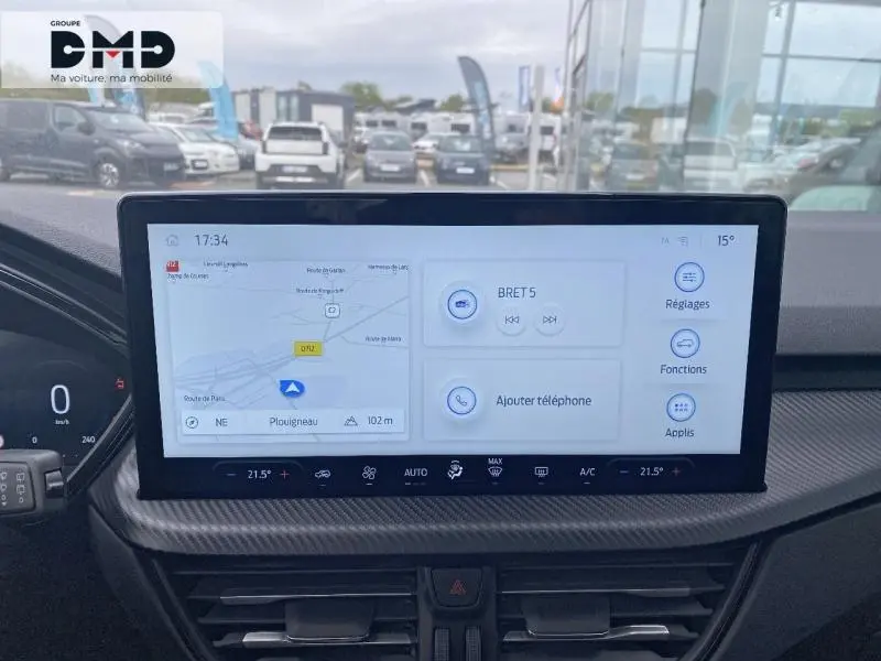 Vue intérieure du tableau de bord du Ford Kuga 2026 avec écran tactile central et affichage GPS.