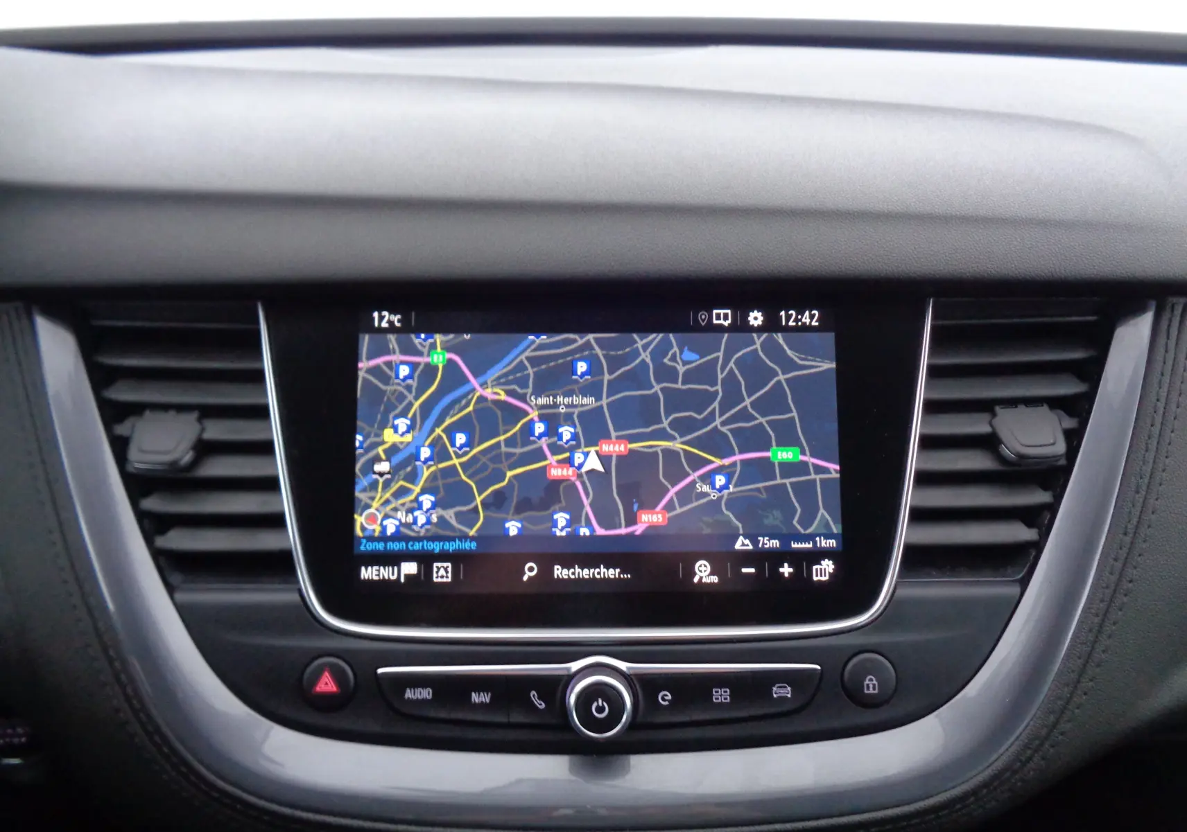 Écran tactile central avec navigation affichant une carte, entouré de commandes sur tableau de bord noir d'Opel Grandland X.