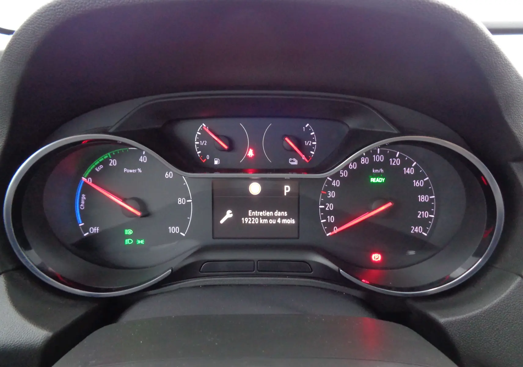 Vue rapprochée du tableau de bord du Grandland X blanc perle, affichant les compteurs et alertes numériques.