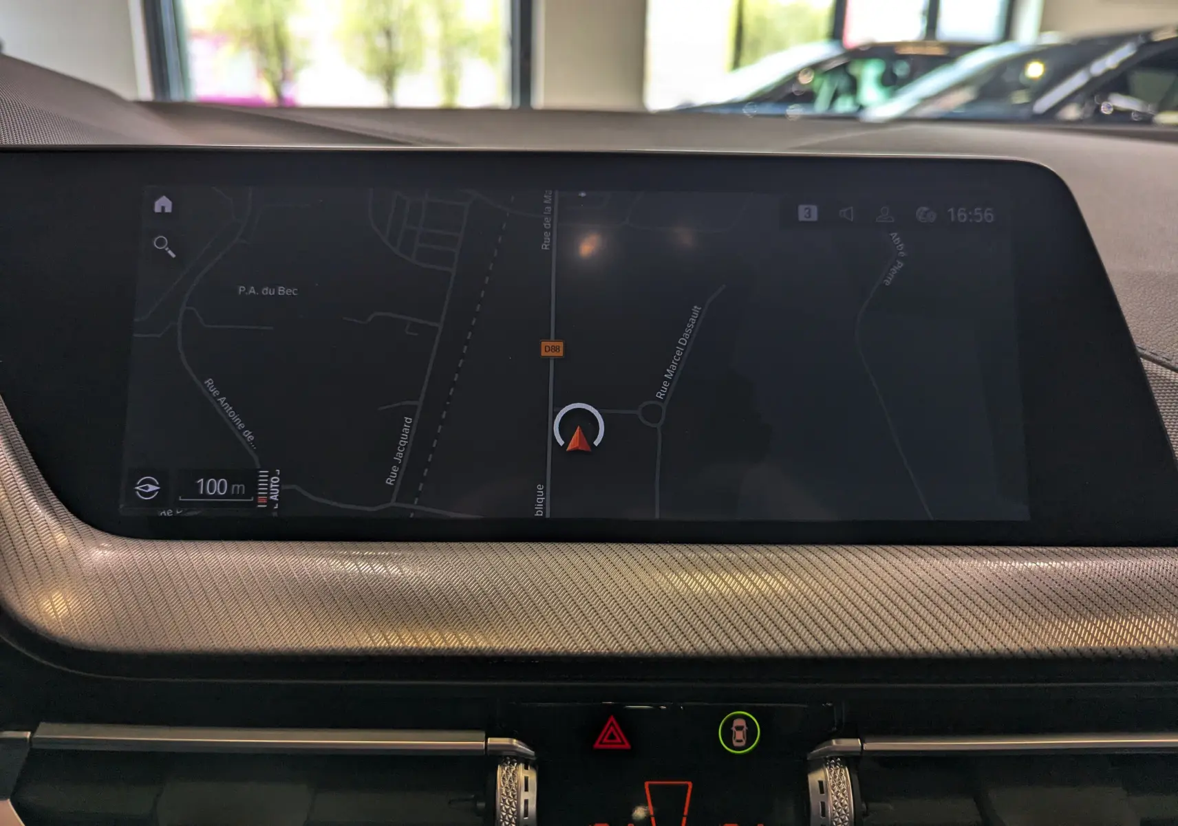 Écran central du tableau de bord de la BMW Série 1 F40 18d 2023, affichant la navigation GPS en intérieur.