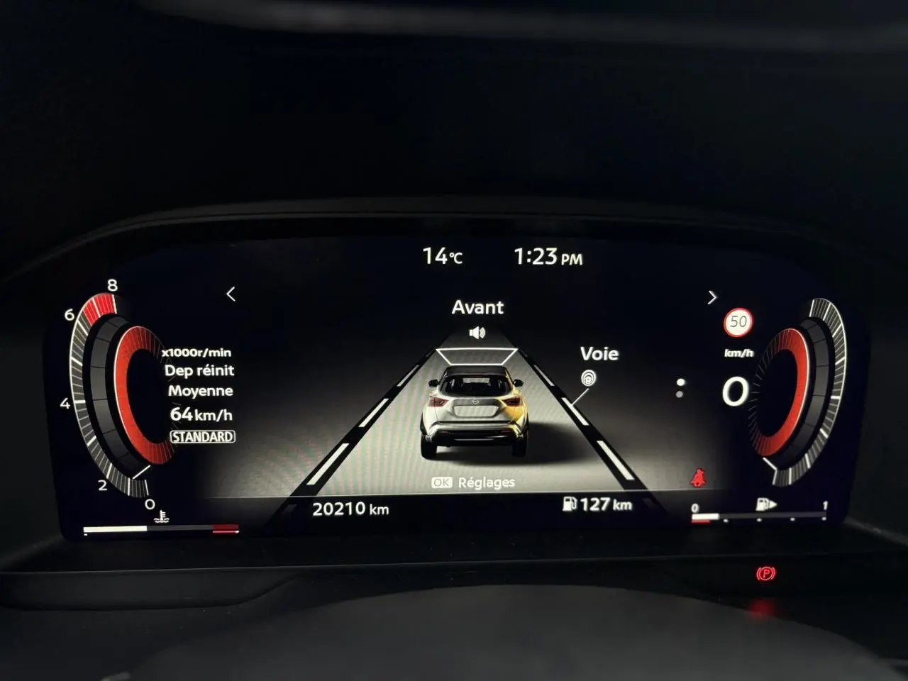 Combiné d'instruments digital du Nissan Juke 2025 affichant la vitesse, régime moteur et assistance au maintien de voie.