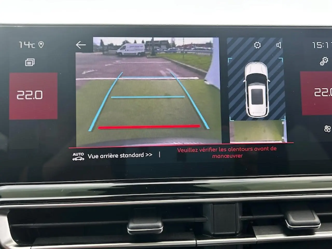 Écran tactile du tableau de bord du Citroën C5 Aircross 2025 montrant la caméra de recul et l'aide au stationnement.