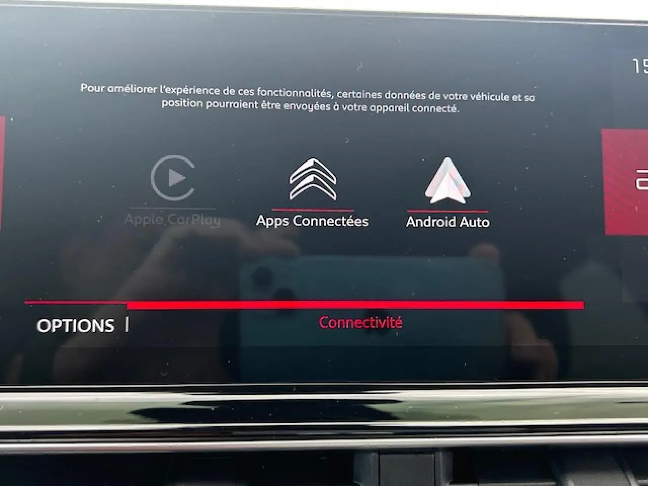 Écran tactile central affichant les options de connectivité Apple CarPlay et Android Auto dans un Citroën C5 Aircross 2025.