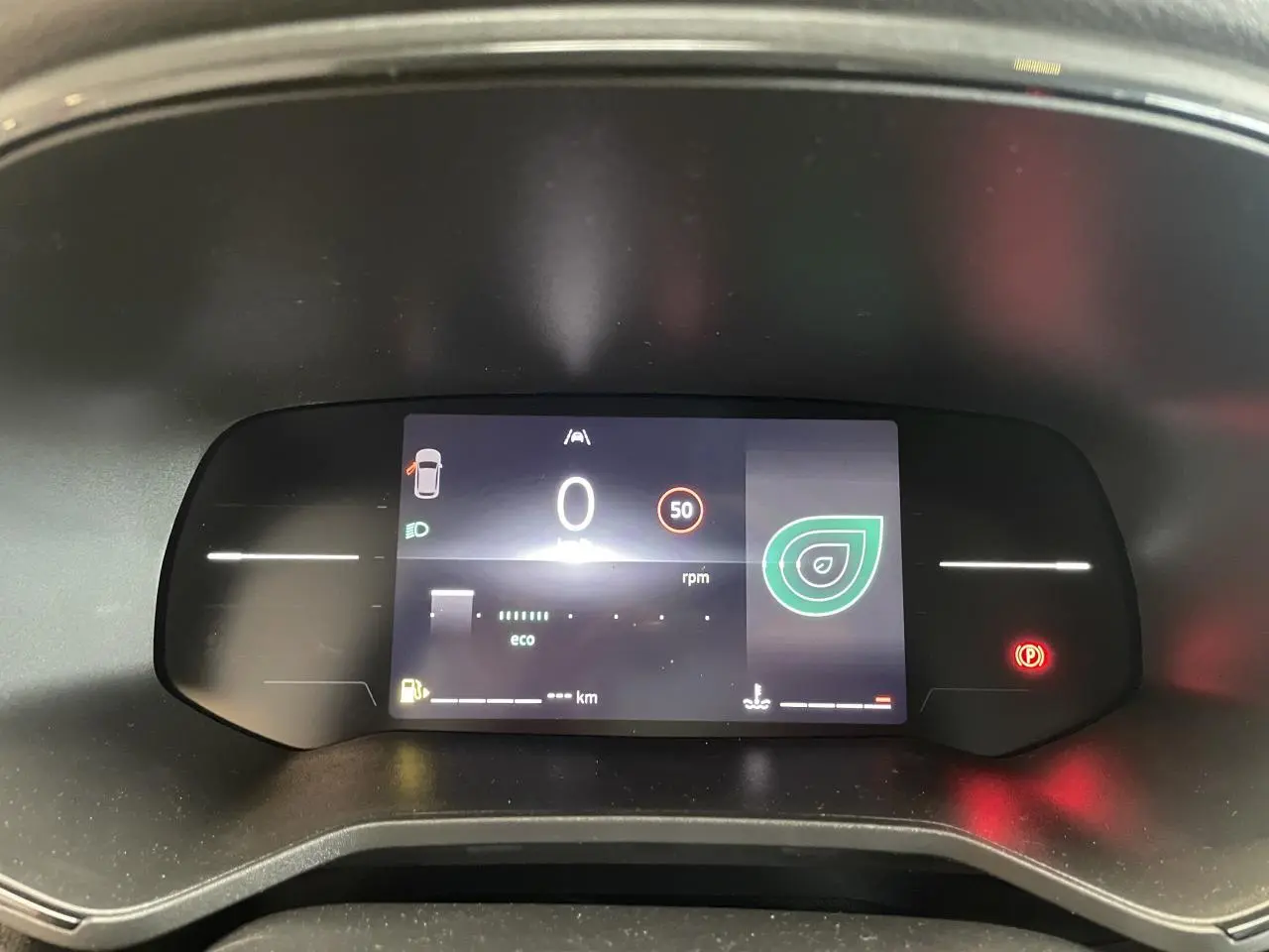 Affichage numérique du tableau de bord de la Renault Clio 1.5 Blue dCi 2025 en mode éco, vue frontale rapprochée.