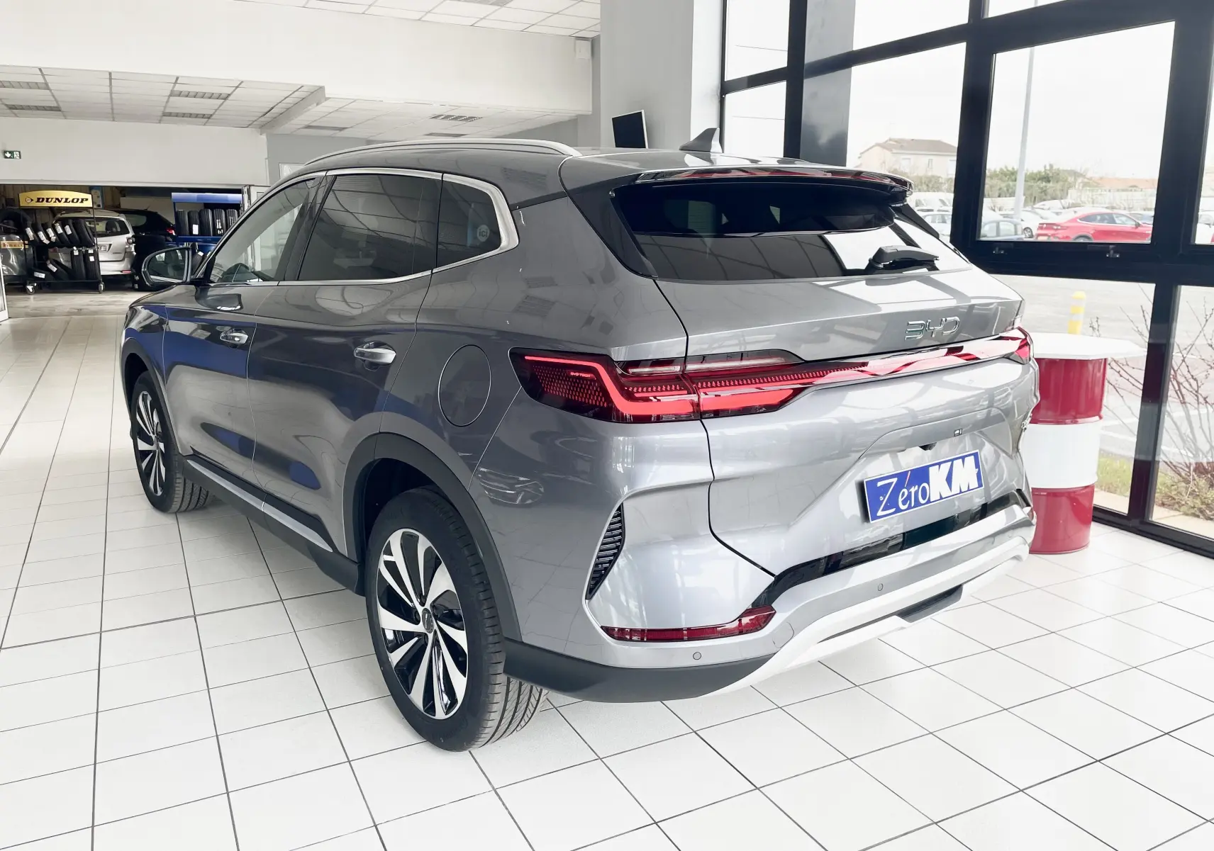 Vue 3/4 arrière droite du SUV BYD SEAL U gris Time Grey avec feux arrière LED et jantes alliage bicolores.