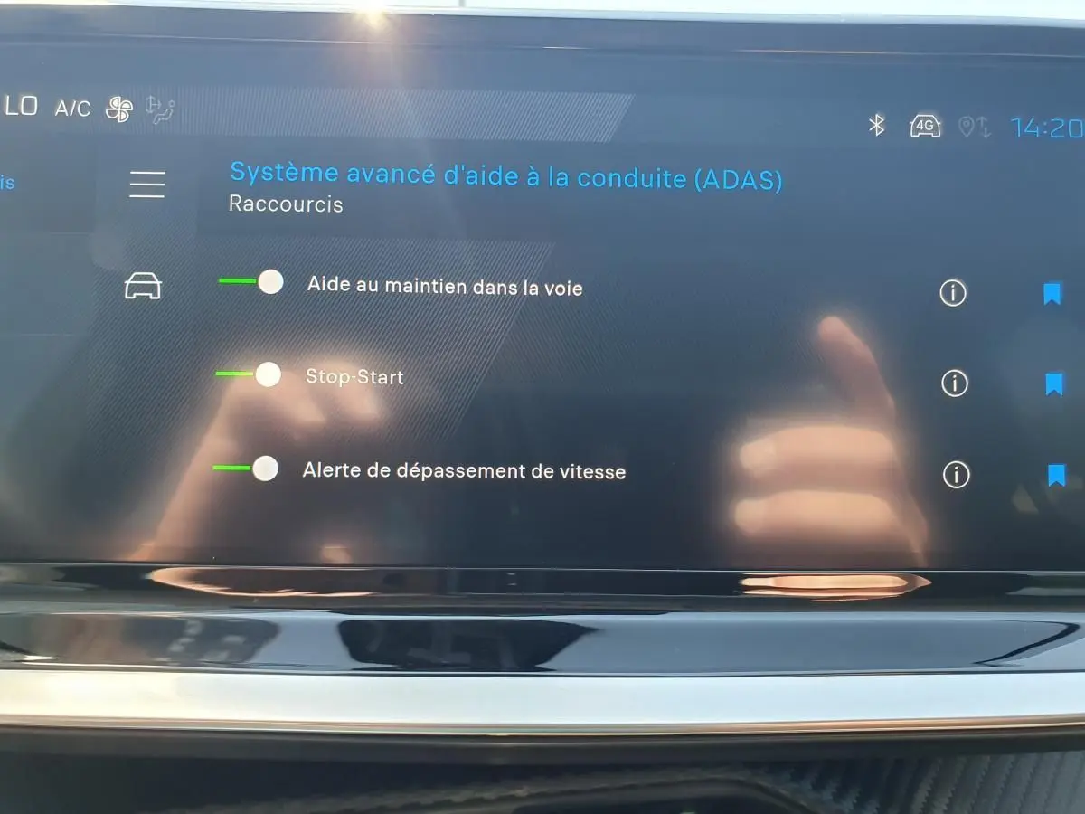Écran tactile du système d'aide à la conduite Peugeot 208 1.2 Hybrid 110, affichant les options ADAS activées.