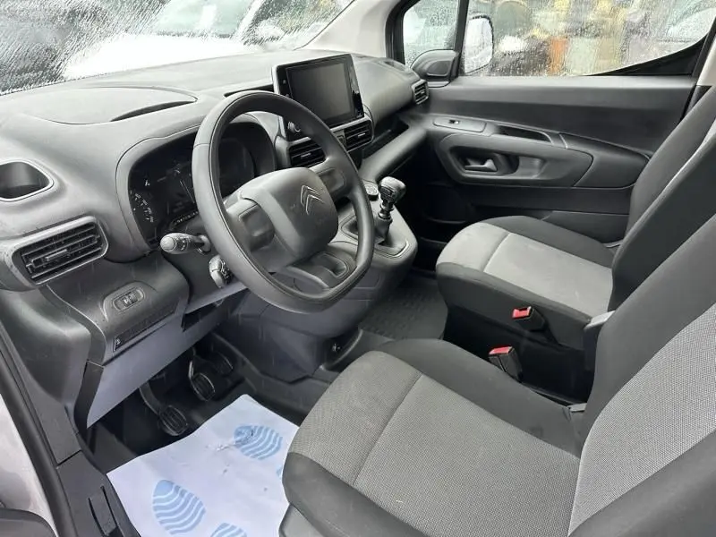 Intérieur côté conducteur du Citroën Berlingo gris métal 2020, avec tableau de bord et sièges en tissu gris.