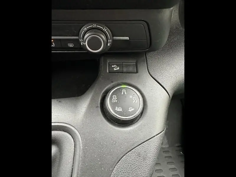 Gros plan sur la commande de modes de conduite du Citroën Berlingo van gris métal, tableau de bord côté conducteur.